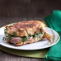 Francouzský toust s prosciuttem a mozzarellou Francouzský toust s prosciuttem a mozzarellou