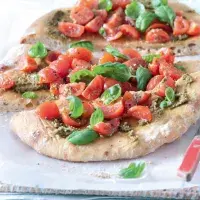 Focaccia s cherry rajčátky a pestem Focaccia s cherry rajčátky a pestem