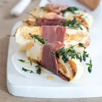 Grilovaný čerstvý sýr s prosciuttem Grilovaný čerstvý sýr s prosciuttem