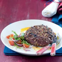 Koriandrový steak se zeleninovým salátem