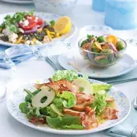 Zelený salát s jablky, pancettou a krutony