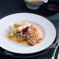 Kuřecí plátek v mandlové krustě s otavskými špalíčky Kuřecí plátek v mandlové krustě s otavskými špalíčky