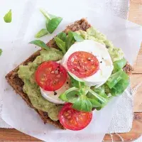 Chlebíček avokádo, rajčata & kozí sýr