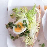 Chlebíček tuňák, vejce & salsa verde