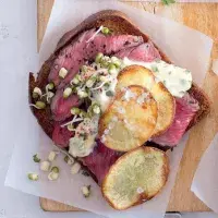 Chlebíček rostbíf, tatarka & domácí chipsy Chlebíček rostbíf, tatarka & domácí chipsy