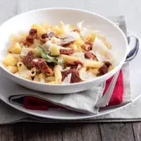 Těstoviny s bramborami a sušenými rajčaty