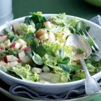 Salát s jablky a kořeněnou jablečnou zálivkou