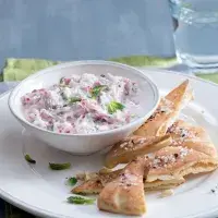 Ředkvičkový dip s opečeným chlebem pita