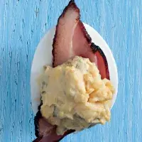 Plněné vejce se slaninou a okurkou