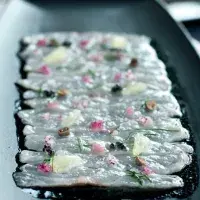 Carpaccio z jesetera s citronovým dresinkem a kaviárem