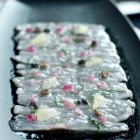 Carpaccio z jesetera s citronovým dresinkem a kaviárem Carpaccio z jesetera s citronovým dresinkem a kaviárem