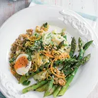 Grilovaný chřest s čočkou a bylinkovou kaší