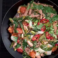 Vepřové maso, pak čoi a rajčata ve woku