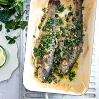 Křupaví pstruzi s hnědým máslem