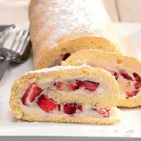 Roláda s krémem z bílé čokolády a s jahodami Roláda s krémem z bílé čokolády a s jahodami