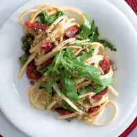 Linguine s chorizem, rukolou & kapary