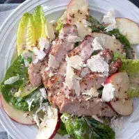 Salát s kotletou a jablky