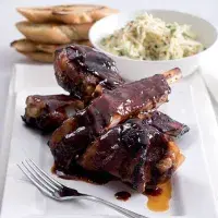 Hovězí žebro BBQ s celerovým salátem Hovězí žebro BBQ s celerovým salátem