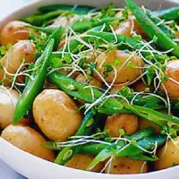 Nové brambory s fazolkami a řeřichou