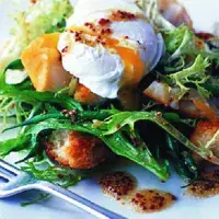 Salát z uzené tresky se ztraceným vejcem