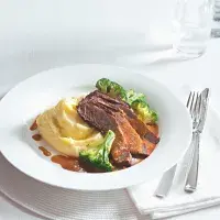 Hovězí pečeně s hořčično-křenovou šťávou Hovězí pečeně s hořčično-křenovou šťávou