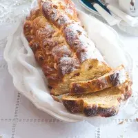 Máslová vánočka s rozinkami a mandlemi Máslová vánočka s rozinkami a mandlemi