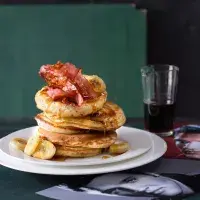 Americké lívance s banánem a slaninou