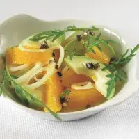 Avokádovo-pomerančový salát s černými olivami