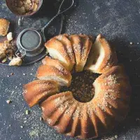 Bábovka s bílou čokoládou a sušenkami amaretti