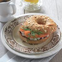 Bagel s lososem Bagel s lososem