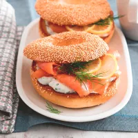 Bagel s lososem a koprovou pomazánkou 