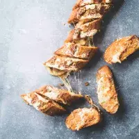 Bageta se sýrem a pikantním máslem Bageta se sýrem a pikantním máslem