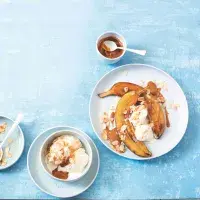 Banana split s vanilkovou zmrzlinou a karamelem Banana split s vanilkovou zmrzlinou a karamelem