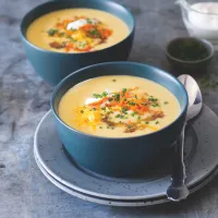 Barevná krémová bramborová polévka