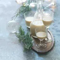 Opojné vánoční vaječné likéry: Připravte si třeba 13 receptů pro ještě veselejší Vánoce. Připravte si benátský, karamelový nebo čokoládový