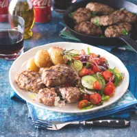 Bifteki se salátem a rozmarýnovými bramborami