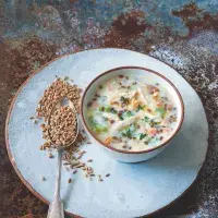 Bílá polévka s jedno - či dvouzrnkou nebo špaldou