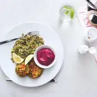 Lososové karbanátky s teplým čočkovým salátem a dipem z pečené řepy