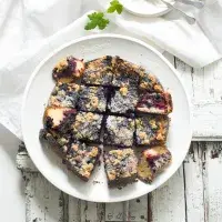 Bleskový ovocný koláč s lesními plody a drobenkou