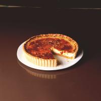Meruňkový koláč s cukrovou krustičkou à la crème brûlée