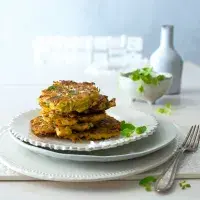 Bramborák s cuketou a čerstvou majoránkou