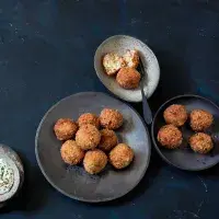 Bramborové krokety se šunkou a čedarem & česnekový dip Bramborové krokety se šunkou a čedarem & česnekový dip
