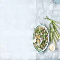 Bramborový salát s chřestem, ředkvičkami a mušelínovou omáčkou Bramborový salát s chřestem, ředkvičkami a mušelínovou omáčkou