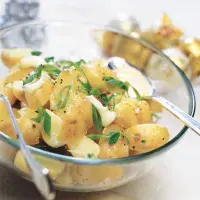 Bramborový salát s jarní cibulkou