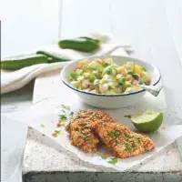 Bramborový salát s dvojí okurkou a ryba ve vločkách