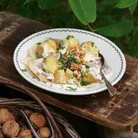 Brambory přelité smetanou s ořechy