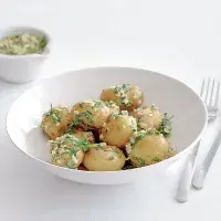 Brambory se salsou verde