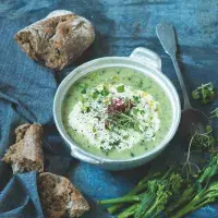 Brokolicová polévka s celerem Brokolicová polévka s celerem