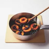 Broskve s borůvkami pošírované v karamelu Broskve s borůvkami pošírované v karamelu