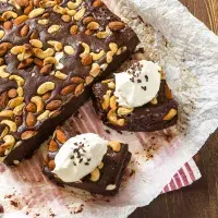 Jak vylepšit brownies? Přidejte ořechy, čerstvé ovoce, sýr nebo sůl